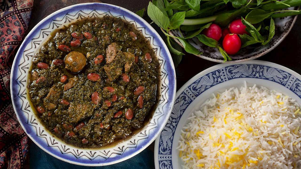 2 روش طرز تهیه خورشت قرمه سبزی + راز جا افتادن خورشت قرمه سبزی 